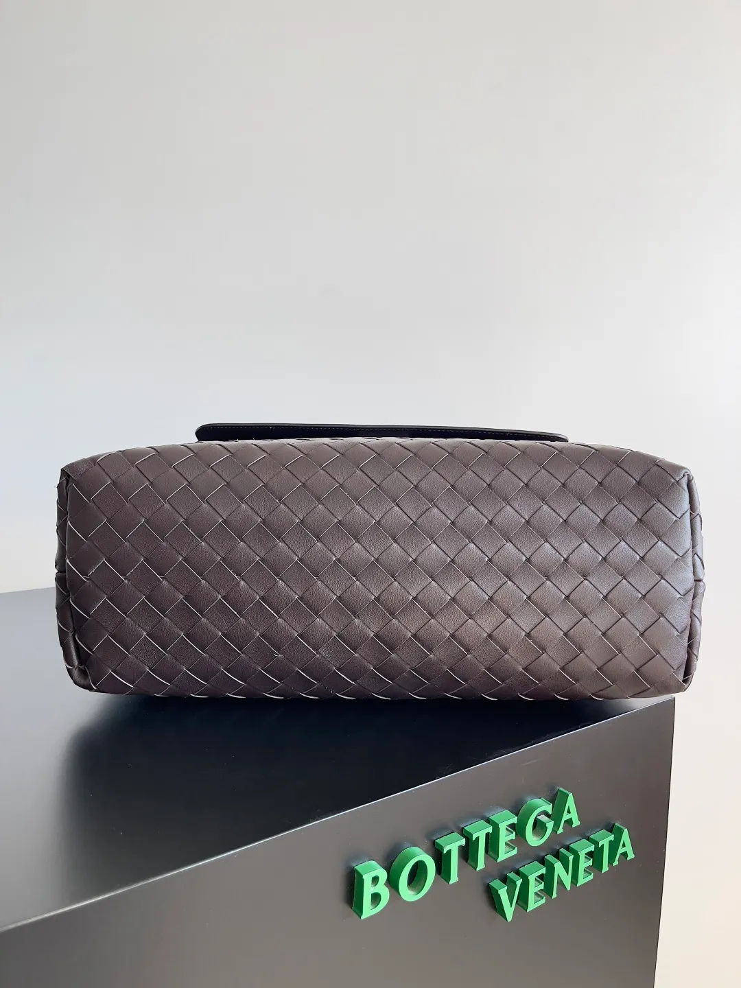 Batch 2460 BOTTEGA VENETA 2025 new men's ANDIAMO backpack Bottega Veneta's main recommendation is undoubtedly Andiamo. The first new favorite of 2025 is a men's splayed buckle bag. It can be seen that the designer has used many small ideas. The detachable cross-body strap is very convenient for elite office workers to carry their work diary. Reduce the burden on your hands when carrying office supplies. The interior is divided into two large compartments and a small zippered compartment. Unlike the women's model, the compartments here are not detachable. The fixed large single layer also makes it easier to pack lightly when going out to work and avoids the accumulation of too many small items. Style number: 807715 Size: 37*26*13cm